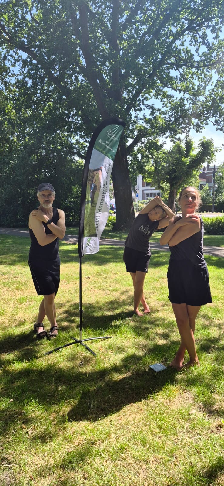 Deelnemers aan een Fascial Maneuvers Bûtendoar les in het Rengerspark