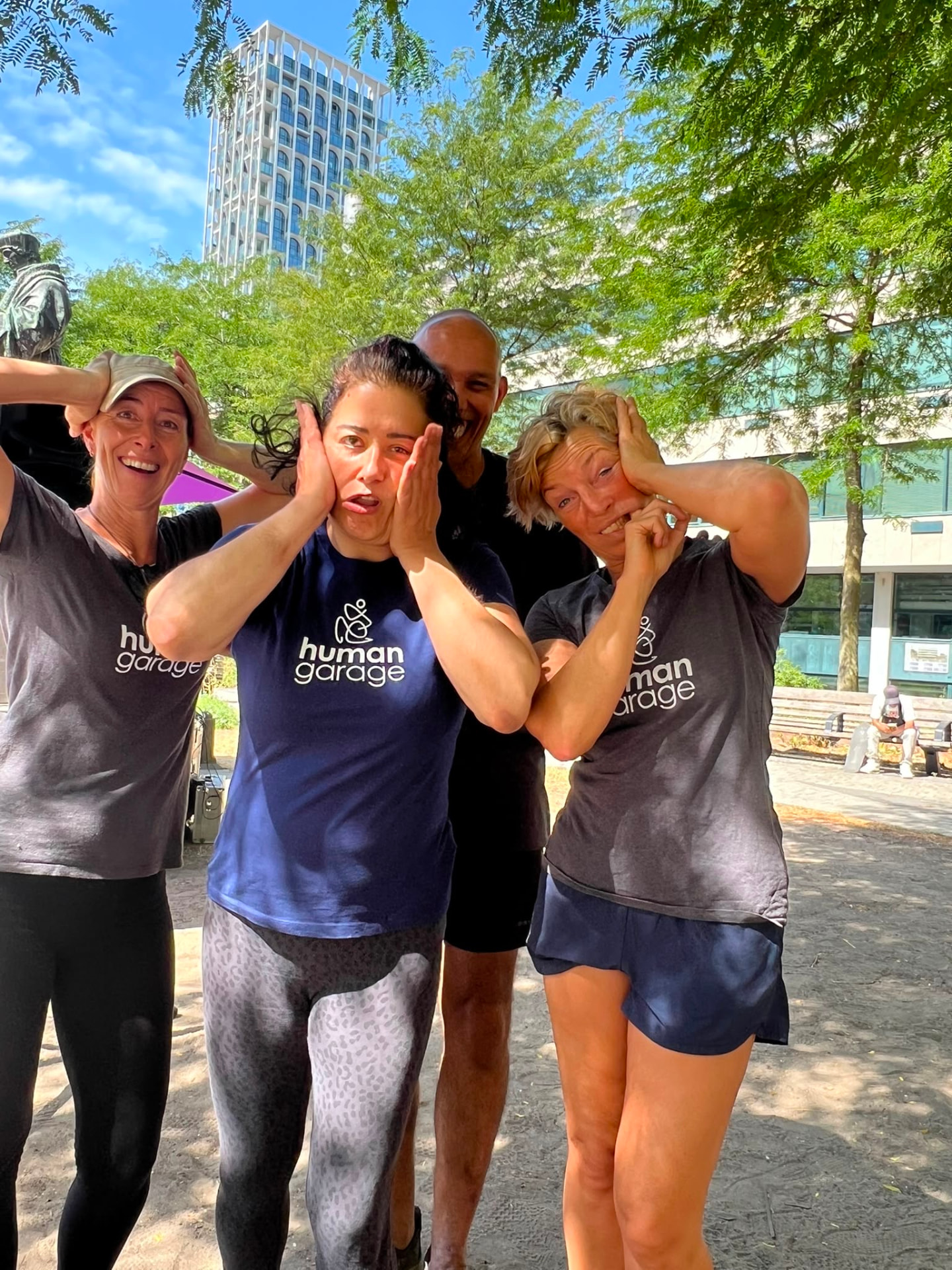 Deelnemers met de handen langs het gezicht tijdens een Fascial Maneuvers-workshop op het Stadspodium in Rotterdam